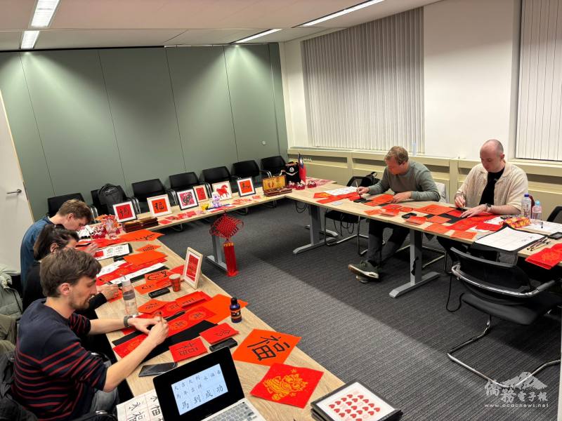 學員用心書寫，創作獨一無二的春聯作品