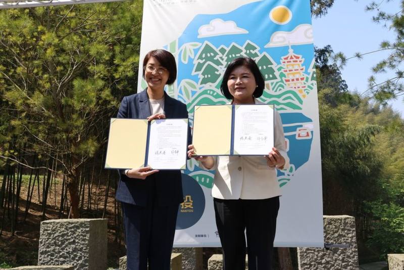 雲林縣長張麗善（右）與南投縣長許淑華（左）24日正式簽署MOU，宣布將攜手向觀光署提案，以「草嶺石壁森林療癒」申請指定觀光地區，跨縣市合作盼促進觀光產業發展。（雲林縣政府提供）