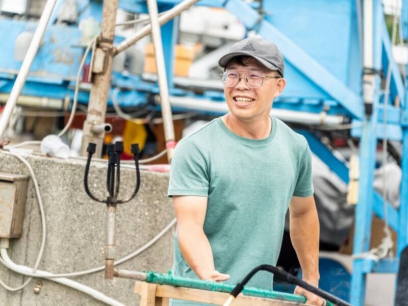 新北市政府青年局25日表示，「青春還鄉－地方創生微電影競賽」，讓韓裔導演張智瑋製作的微電影「富吉268號」受關注，也讓瀕臨失傳的「蹦火仔」漁法業者，趁機轉型觀光漁業。圖為「富吉268號」主角船長簡士凱。（新北市農業局提供）