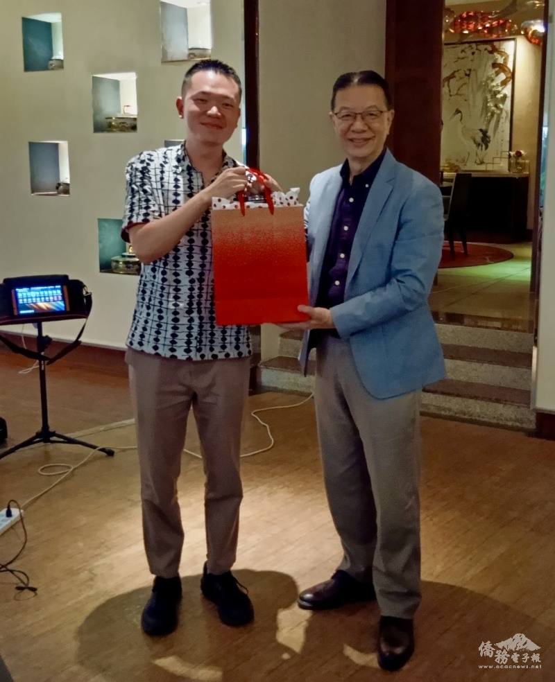 春酒聯誼活動穿插抽獎，劉翼平(右)與抽中獎品者合影