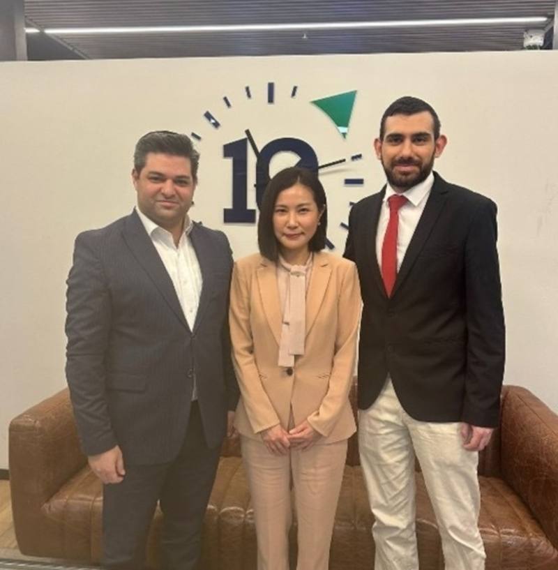 駐以色列代表李雅萍（中）22日接受以國主流財經電視頻道「第10頻道」專訪。右為節目主持人雷斯尼克。（駐以色列代表處提供）