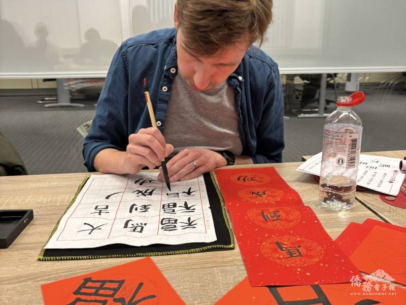 學員認真練習書法創作