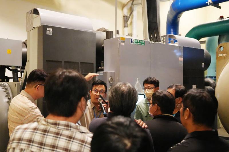 高雄市政府經濟發展局24日舉辦「ESCO與能源管理系統（EMS）推廣說明會暨參訪活動」，說明節能改善措施。（高雄市經發局提供）