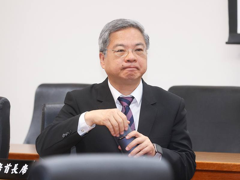 經濟部長龔明鑫25日列席立法院經濟委員會，回應中東戰事影響能源供應、核能重啟是否牽動台灣整體能源配比等議題。中央社記者謝佳璋攝
