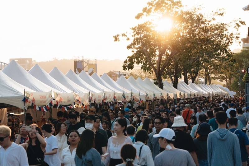 2026年「法國生活節在高雄」將於5月將在衛武營戶外劇場及衛武營都會公園登場，今年以「巴黎香榭．交響之夜」為主題，廣受好評的「法式品牌市集」即日起開放報名。圖為往年活動盛況。（高雄市行政暨國際處提供）