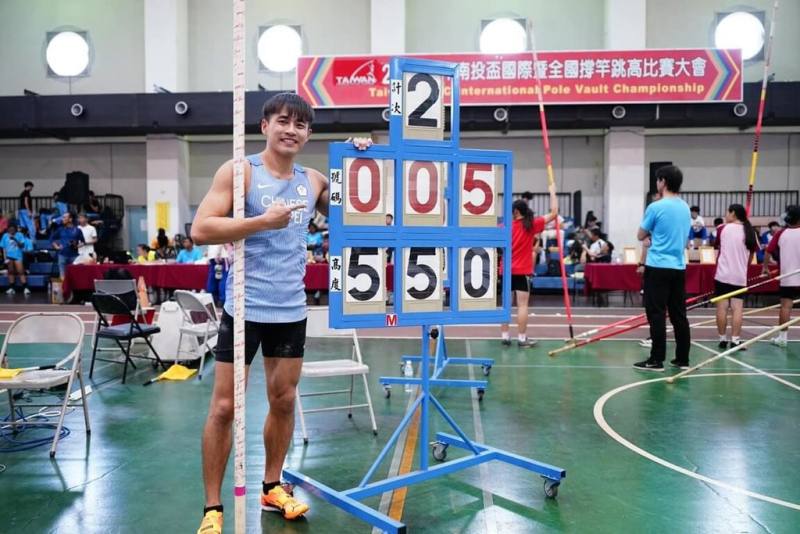 在南投舉行的2026國際室內撐竿跳高邀請賽，台灣好手黃湧富（中）25日躍過5公尺50，不僅打破室內全國紀錄奪金，也達到名古屋亞運參賽標準。（林小馬提供）