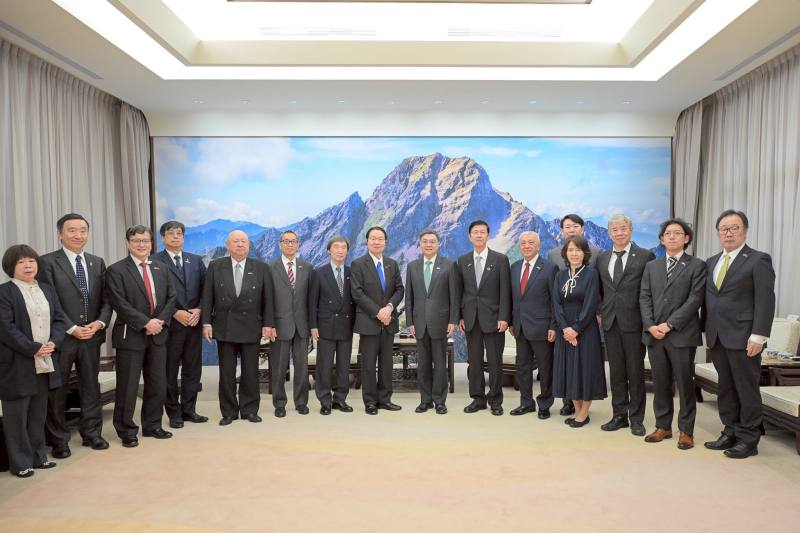 卓院長與「日本台灣親善協會」一行合影