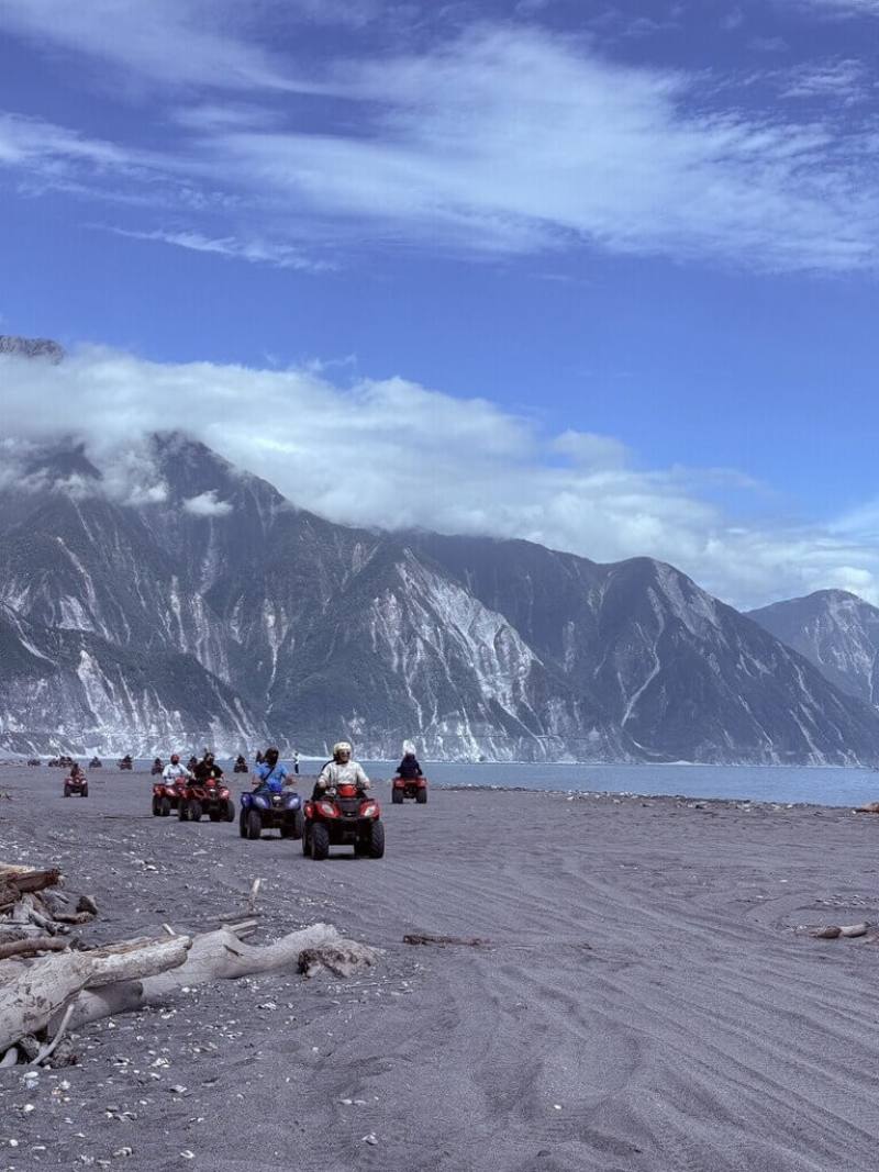 花蓮縣政府25日公告「花蓮縣沙灘車活動管理自治條例」草案進入行政預告程序，首重「源頭管理」與「場域許可」，盼助觀光產業邁向「法制化、專業化、永續化」的新時代。（花蓮縣政府提供）