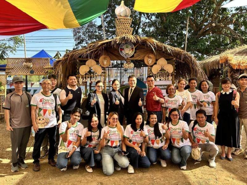第4屆菲律賓大蒜節26日在北伊羅科斯省（Ilocos Norte）馬利安諾．馬可仕大學登場，駐菲副代表李廷盛（後排左7）受邀參加。（駐菲代表處提供）