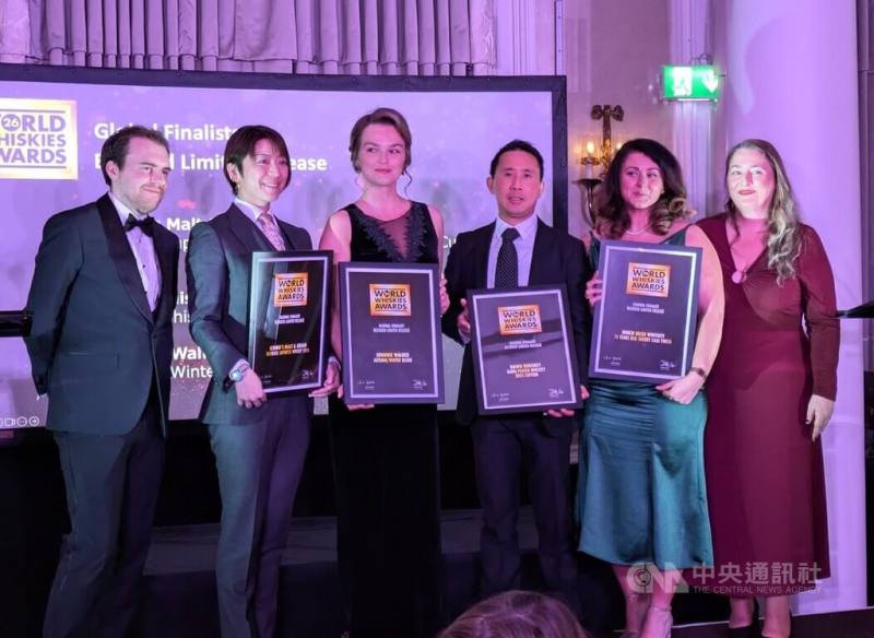 萬家香以「大武山泥煤威士忌2025年版」在「限量調和威士忌」奪得台灣冠軍，由萬家香蒸餾所品牌之友Weiluo Lee（右3）代為上台領獎