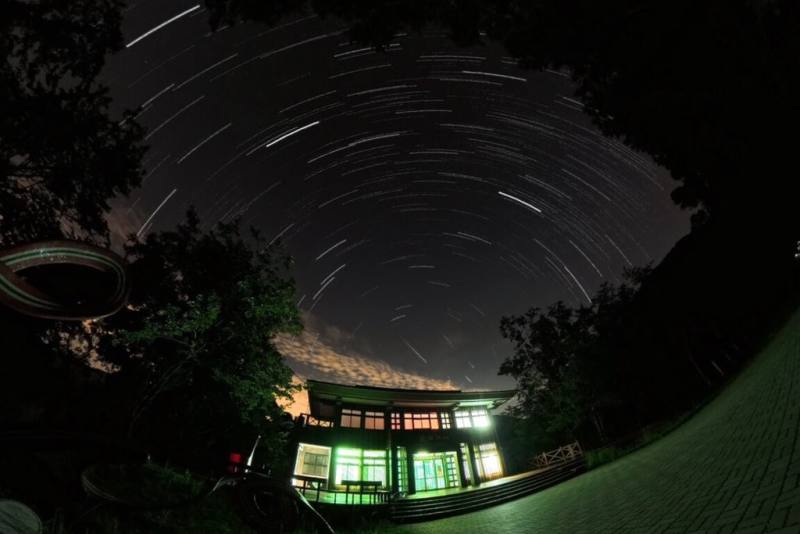 桃園市政府表示，拉拉山夜間觀測銀河清晰度極具觀賞價值 ，市府已向「國際暗空協會」（IDA）遞件申請認證為「國際暗空勝地（International Dark Sky Sanctuary）」 。（桃園市觀光旅遊局提供）