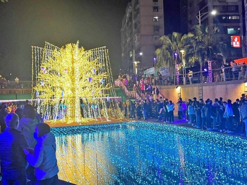 新北市水利局表示，中港大排光雕展廣受民眾好評，為回應市民熱烈支持與地方期盼，將延長展期到4月6日。（新北市水利局提供）