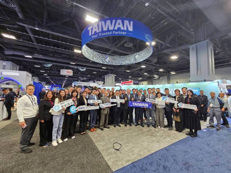 全球衛星產業年度盛會SATELLITE 2026登場，國家太空中心25日表示，這次集結21家台灣企業參展，展現由電子與通訊產業延伸太空領域的整體供應鏈實力。（國家太空中心提供）
