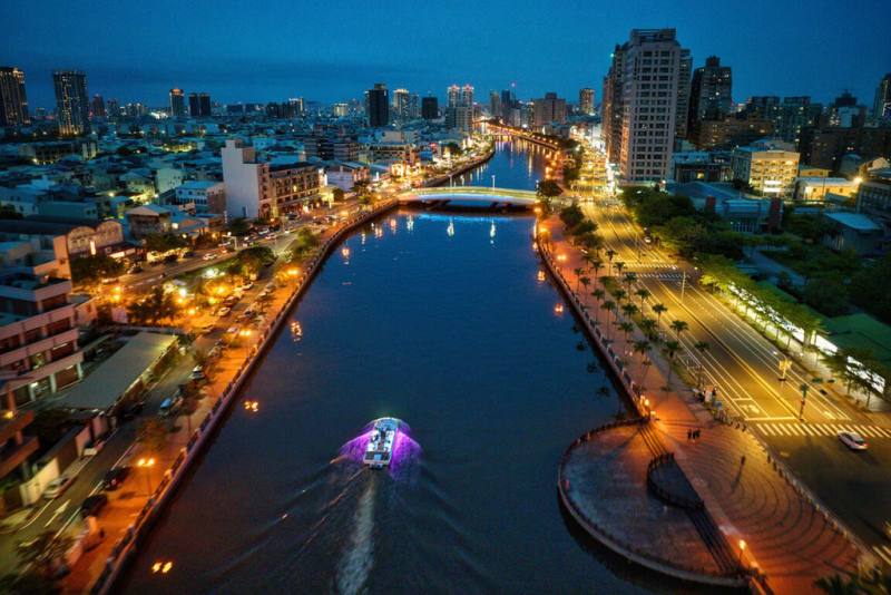 台南市政府規劃4月起舉辦運河百年紀念系列活動，邀請民眾見證運河及城市發展軌跡。圖為台南運河夜景。（台南市政府提供）