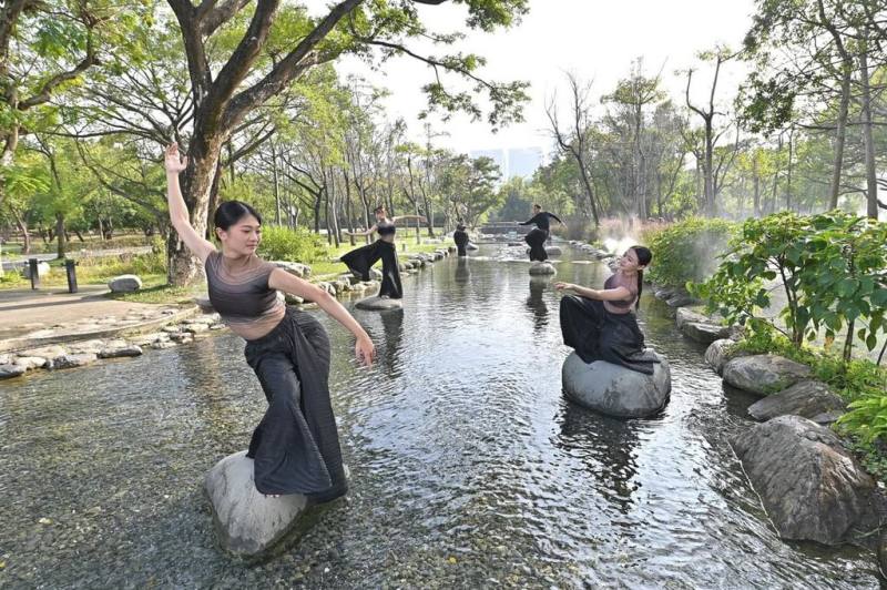 2026高雄春天藝術節「環境舞蹈」系列節目4月4日起至19日將登場，希舞集聚舞蹈劇場11、12日將在內惟迷霧森林親水河道區演出「時空之埤．惟度」。（高雄市文化局提供）