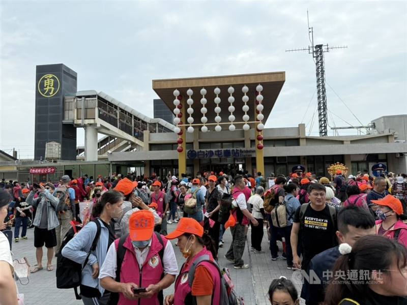白沙屯媽祖北港進香，台鐵加開列車疏運。（中央社檔案照片）