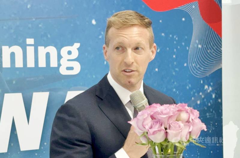 美國無人系統協會執行長羅賓森在德國杜塞道夫歐洲無人載具展台灣館開幕酒會致詞。美國無人系統協會核心任務是推動無人系統相關法規與採購制度發展，促進自動化技術在商業與國防領域應用