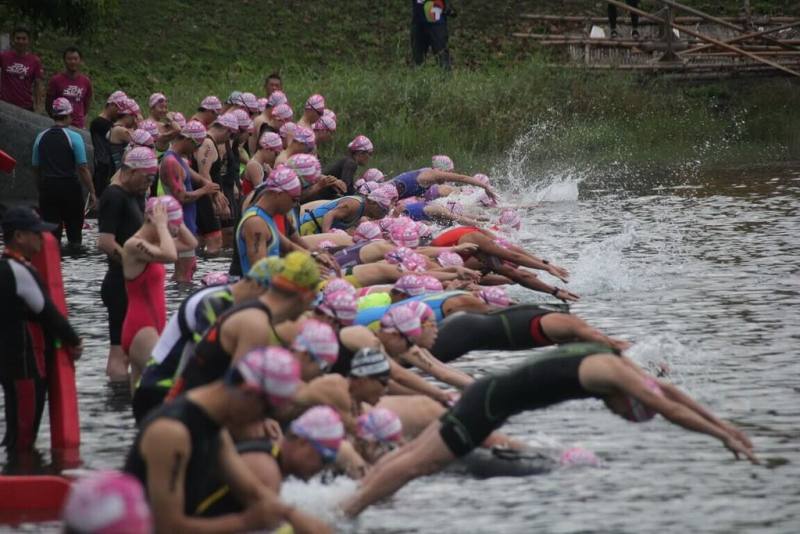 2026台東普悠瑪國際鐵人三項賽28日在台東森林公園等地舉辦，主辦單位統計有3366名選手參加，屆時東海岸（台11線）、中華大橋及台東市區等地將實施局部交通管制。圖為114年比賽中游泳項目。（台東縣政府提供）