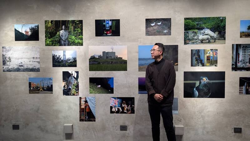 攝影家趙世勳（圖）與曾原信將2人作品以對話方式共同呈現在「裂隙之境：當代風景的重組與抗辯」攝影展展區牆面，讓觀者從中解讀不同影像產生的聯想趣味。