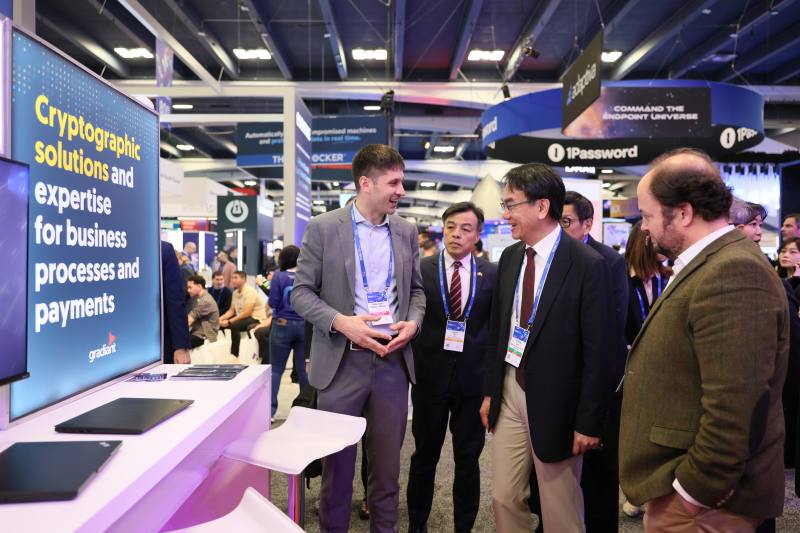 林宜敬部長參訪西班牙館, 與其參展廠商交流互動