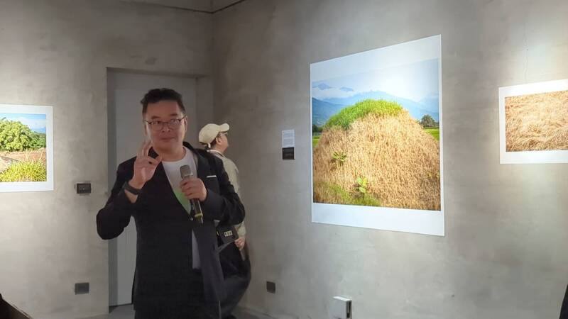 攝影展「裂隙之境：當代風景的重組與抗辯」24日在新北市瑞芳區好好基地開展，策展人鄧博仁（圖）為眾人導覽參展攝影家鍾順龍作品「殺風景」系列。