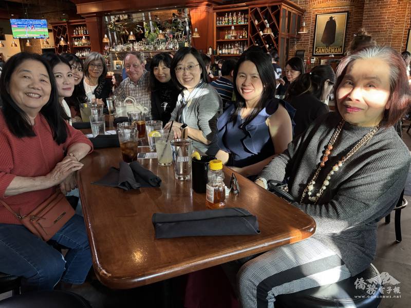 駐西雅圖辦事處處長林美呈（右三）與愛達荷鄉親代表討論熱烈