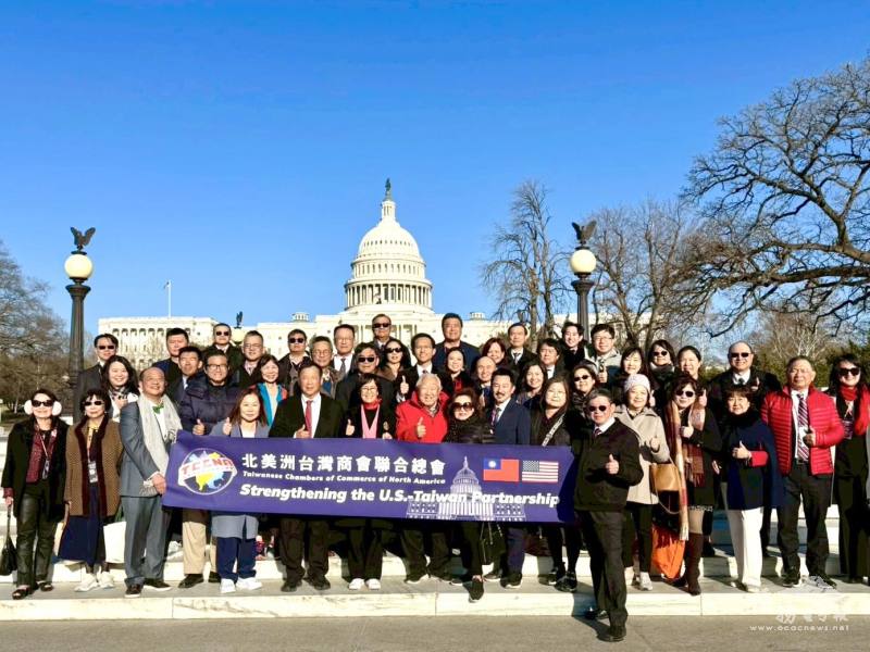 第38屆北美臺商總會華府叩門之旅代表團，於美國國會山莊前合影