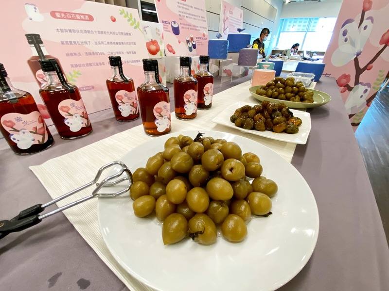 新北市鶯歌陶博館25日舉行「2026春遊三鶯」系列活動記者會，現場也展示醃脆梅、梅酒、設計款梅甕等製品。