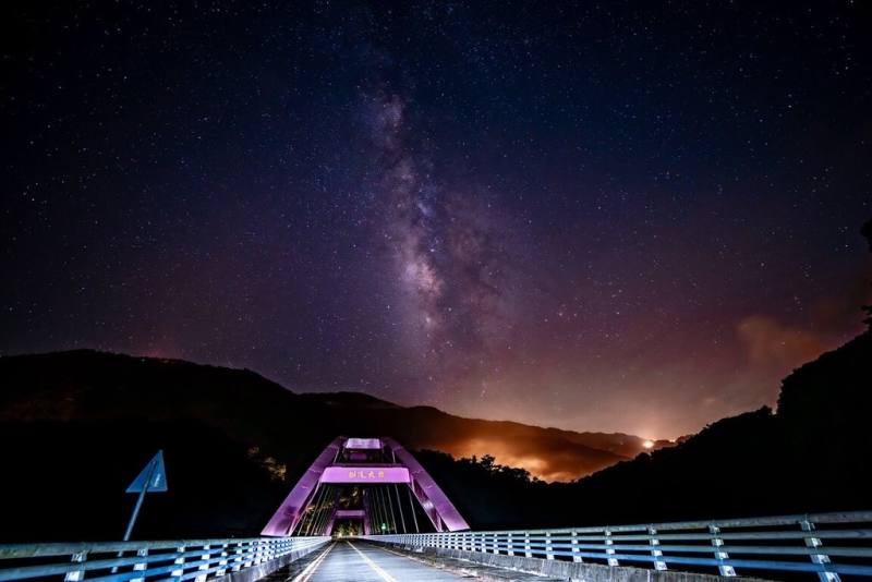 桃園市政府日前遞件為拉拉山申請「國際暗空勝地」認證，截至2月，市府已完成3場地方說明會、3場工作坊、3場復興區國中小天文教育、暗空導覽培訓3場次課程，與22家認證範圍內旅宿商家業者簽訂暗空勝地管理公約，並完成巴陵大橋（圖）等3大觀星潛力點戶外照明先期改善。（桃園市政府觀光旅遊局提供）