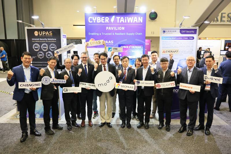 林宜敬部長與臺灣資安館參展廠商合影，共同推廣臺灣資安品牌