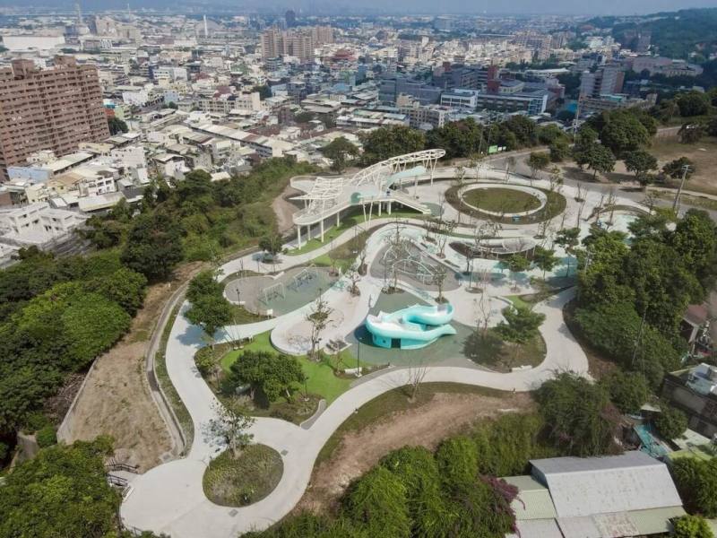 彰化八卦山天空遊戲場榮獲第13屆台灣景觀大獎優質獎，全區以「雲」為設計意象，透過流動曲線與地形高差整合，打造中台灣首座以「天空」為主題的全齡共融公園 。（彰化縣政府提供）