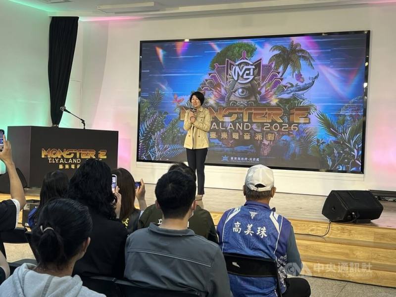 台東電音派對將於4月18日在台東森林公園熱鬧登場。台東縣長饒慶鈴 （中）26 日公布陣容，包括「R&B天菜」J.Sheon、荷蘭DJ雙人組SICK INDIVIDUALS，韓國「電音和尚」DJ日進大師等