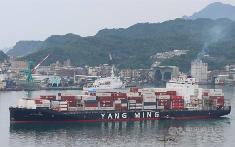 圖為基隆港內一艘陽明海運貨輪。（中央社檔案照片）
