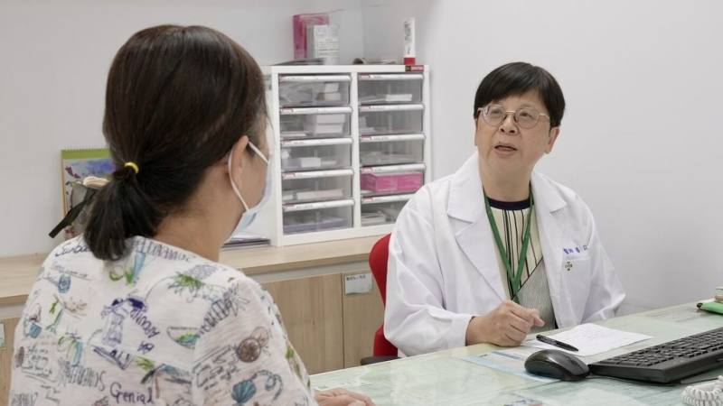 50歲婦女睡眠狀況不好，常在半夜感覺燥熱醒來且滿身大汗，醫師指出，女性45歲後卵巢功能逐漸衰退，體內雌激素分泌下降，荷爾蒙變化影響大腦調節中樞，使體溫調節出現異常，應及早尋求醫療協助。（秀傳醫院提供）