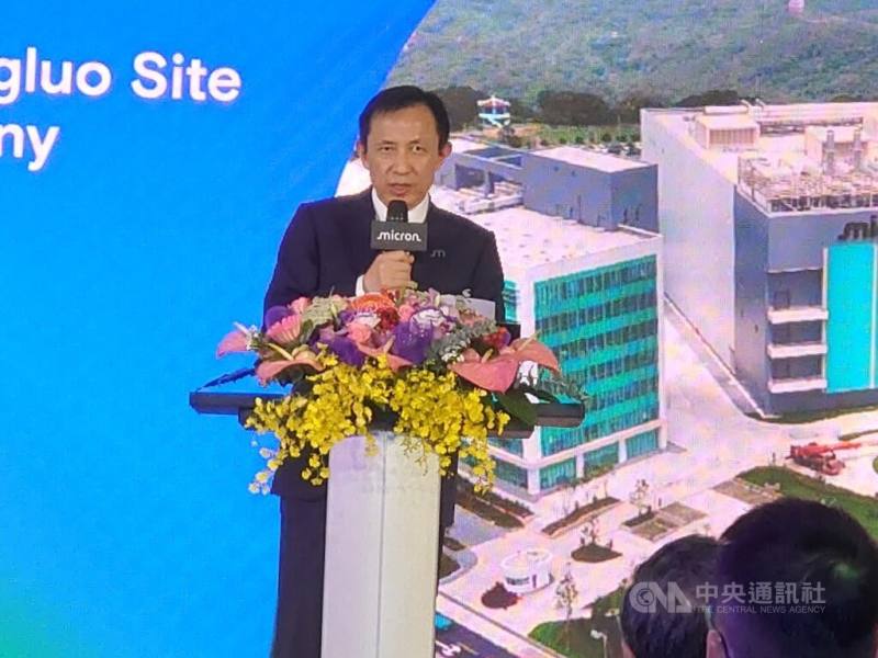 美光26日舉辦苗栗銅鑼廠區揭牌典禮，美光DRAM亞洲前段製程營運企業副總裁暨台灣美光董事長盧東暉（圖）表示，第一批機台已於3月23日搬入。他並表示，今年底美光台灣團隊預計成長到1.5萬名員工，其中有1000名職缺會在銅鑼