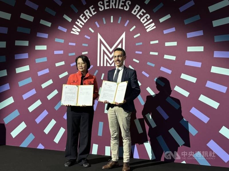 文化內容策進院院長王敏惠（左）率台灣代表團參加法國里爾劇集展Series Mania，並與大會續簽合作備忘錄