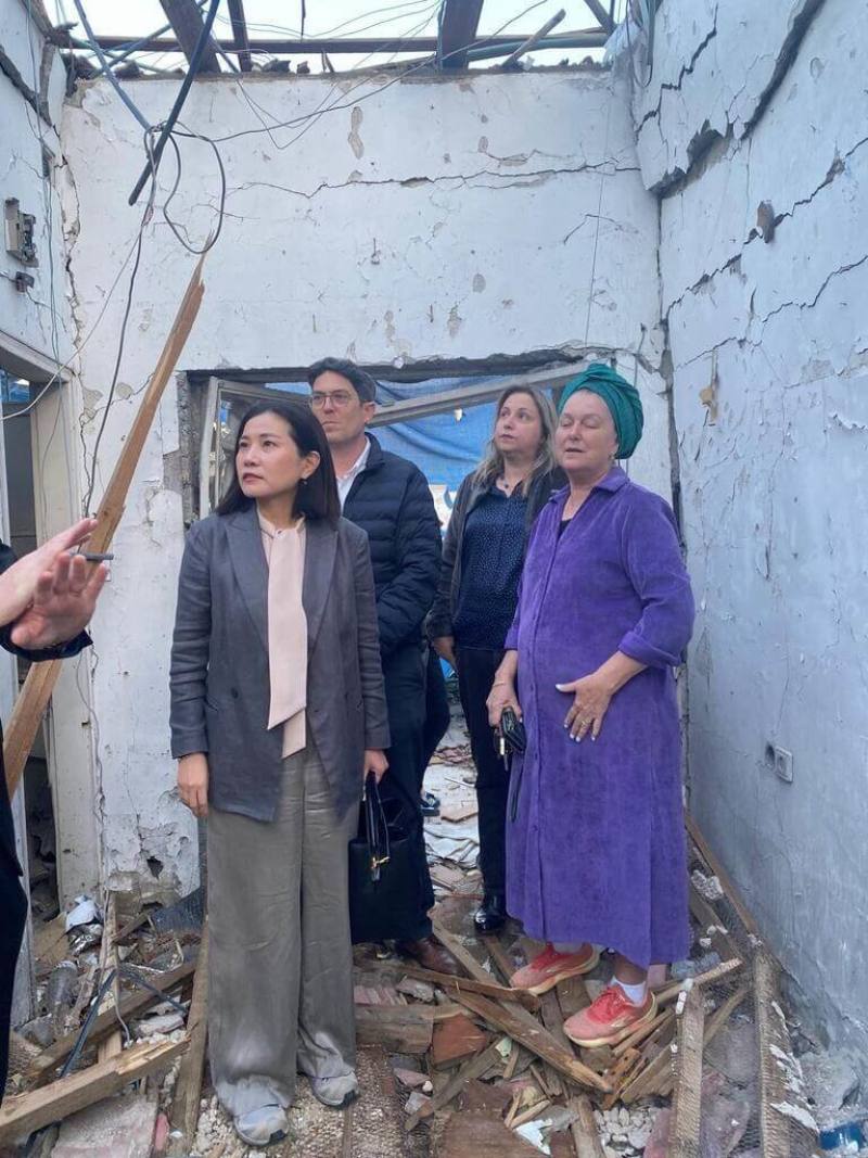 駐以色列代表李雅萍（左）24日走訪以色列城市貝達蒂克法（Petah Tikva）受災家戶。（駐以色列代表處提供）