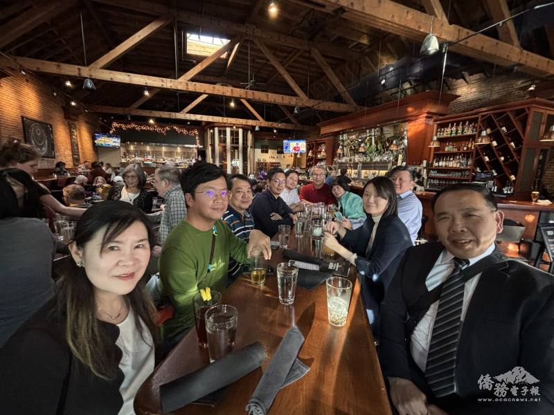 駐舊金山辦事處教育組組長董慶豐（右一）和駐西雅圖辦事處秘書呂韻儀（左一）與教授、工程師等鄉親代表