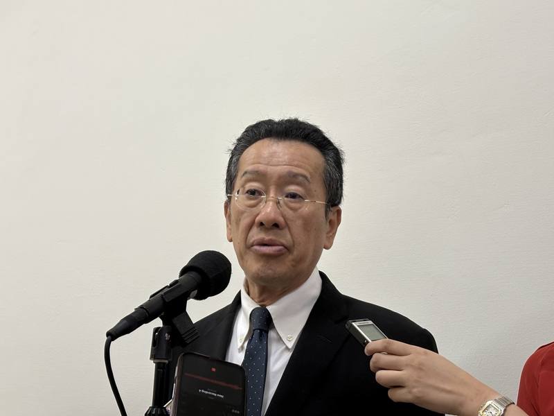 國防部長顧立雄25日下午進入立院會議室前，接受媒體訪問。