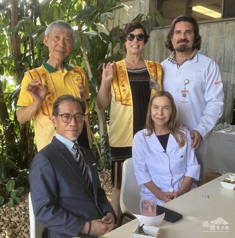 駐巴西代表廖志賢（前排左一）、國際佛光會巴西協會前會長許永隆（後排左一）、和平大使Maria Paula(後排中)、復健醫院院長Lúcia(前排右一)合影
