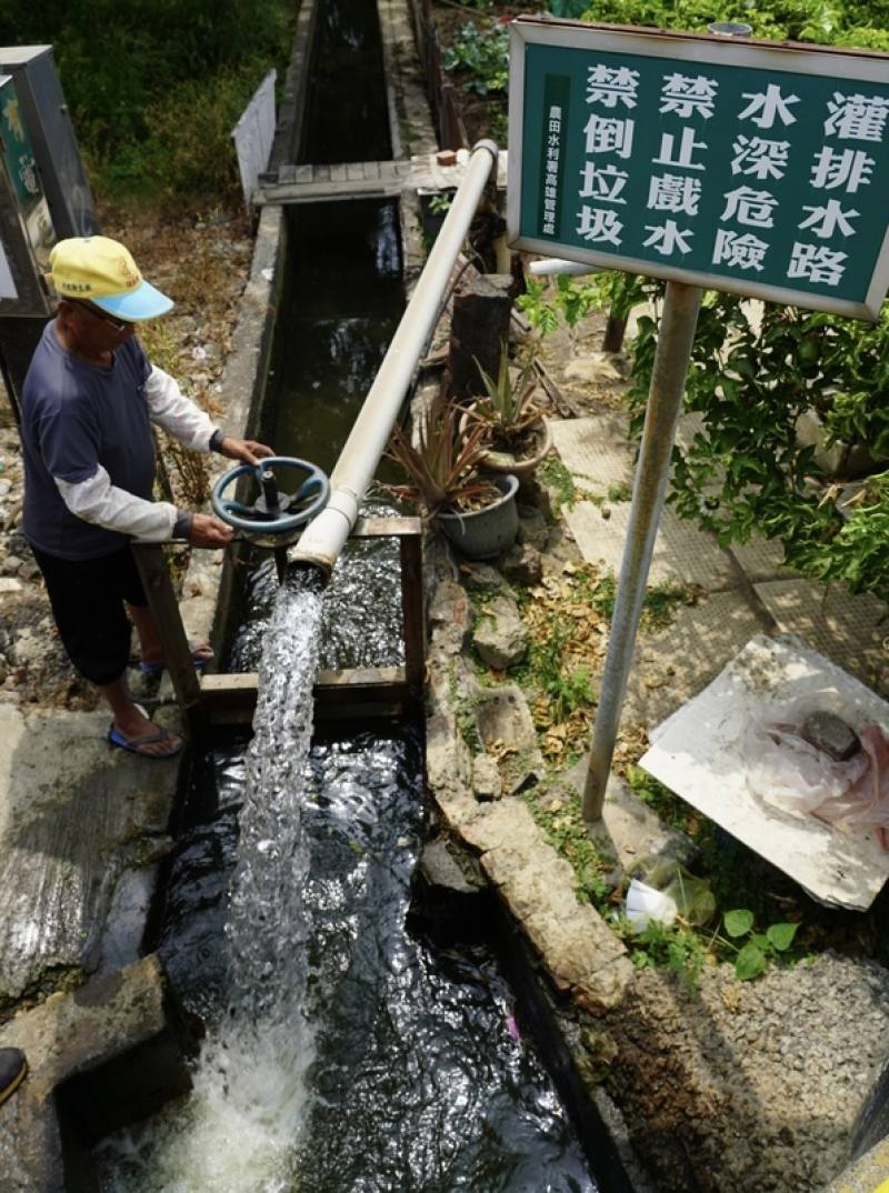 全台水情吃緊，農業部已採取輪流灌溉，並啟用抗旱井與抗旱車。圖為高雄農民過往放水灌溉農地情形。