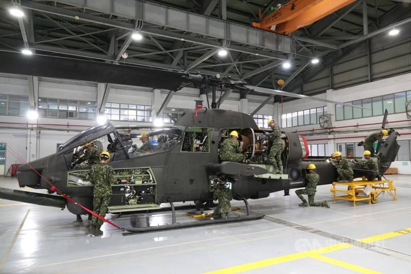 陸軍航勤廠的維修官兵正在進行AH-1W超級眼鏡蛇攻擊直升機的維修整備任務