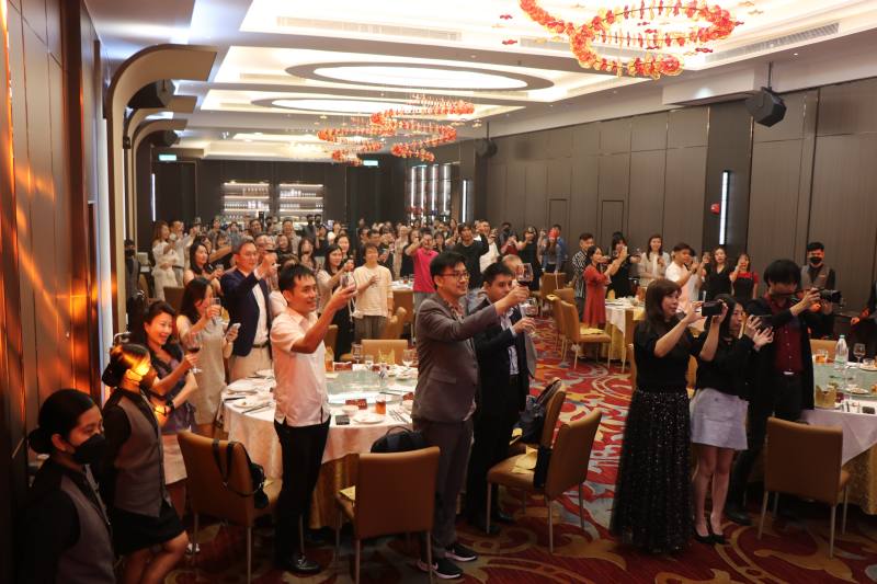 全場一同舉杯共賀