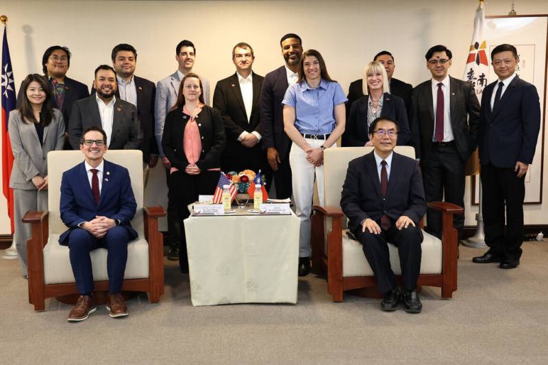 美國青年領袖訪問團26日由團長、密西根州州眾議員摩根（Jason Morgan）（前左）帶隊，前往拜會台南市政府，與台南市長黃偉哲（前右）交流。（台南市政府提供）