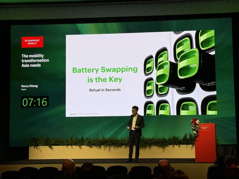 台灣電動機車品牌Gogoro執行長姜家煒26日出席在曼谷舉行的「亞洲永續週」論壇並發表演說，他以「亞洲需要的移動轉型」為題，分享台灣推動電池交換替代充電的實戰經驗。