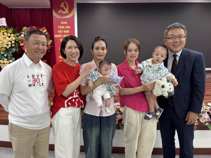 駐越南代表劉世忠（右1）、羅慧夫顱顏基金會義診團團長羅綸洲醫師（左1）與病患、家屬合照。阮氏翠（右2）告訴記者，台灣醫師是孩子的「第二位媽媽」。