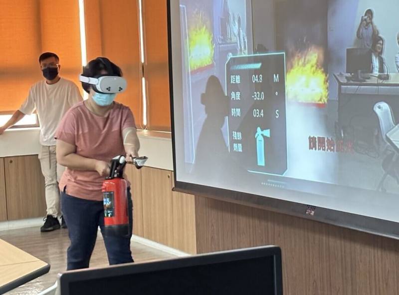 高雄市政府首創運用延展實境（Extended Reality，簡稱XR）技術，攜手永揚消防安全設備公司引進虛擬實境滅火器，以科技工具擬真火警狀況，增進機構一線人員防災知能。（高雄市社會局提供）