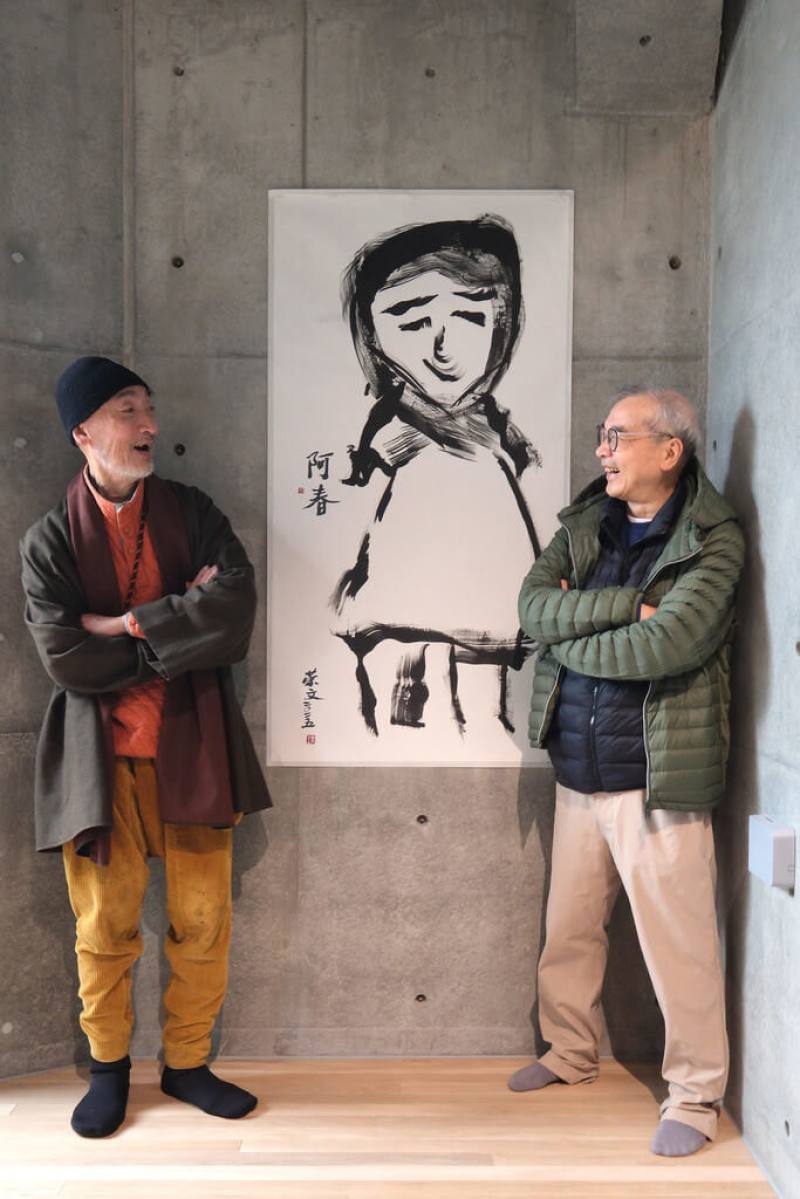 遠流出版董事長王榮文（右）回故鄉嘉義成立「天來美術館」，將於31日開幕，首檔展覽「做美麗的東西，我也可以」即由畫齡70年程延平（左）與畫齡僅70天的王榮文攜手進行「老頑童對話」。（天來美術館提供、楊雅棠攝）