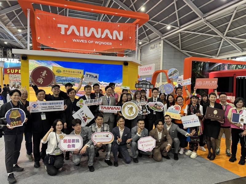 新加坡消費旅遊展「NATAS春季旅展」27日登場，台灣觀光署率領業者打造台灣館，駐新加坡代表童振源（後左9）等人出席。