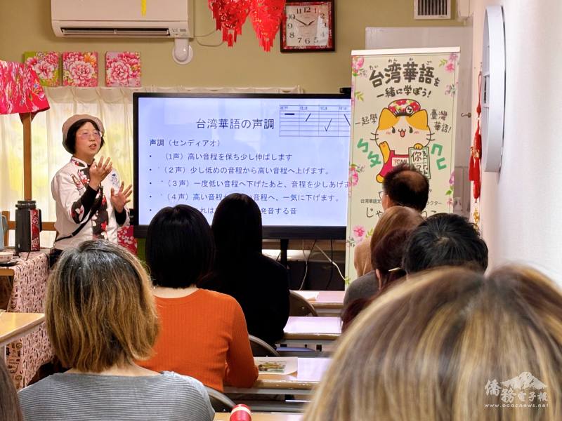 校長陳洳豔引導參與民眾學習華語聲調